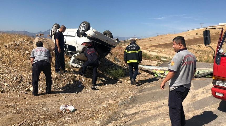 Otomobilde sıkışan s&uuml;r&uuml;c&uuml;y&uuml; itfaiye kurtardı