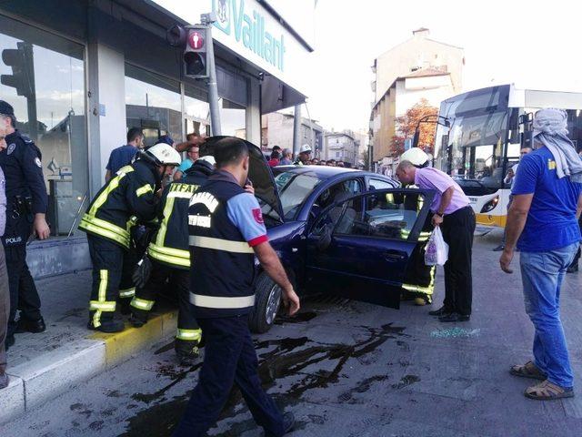 Karaman’da yan yatan otomobilin sürücüsü yaralandı