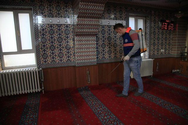 Odunpazarı Belediyesi camileri ve cem evini ilaçladı