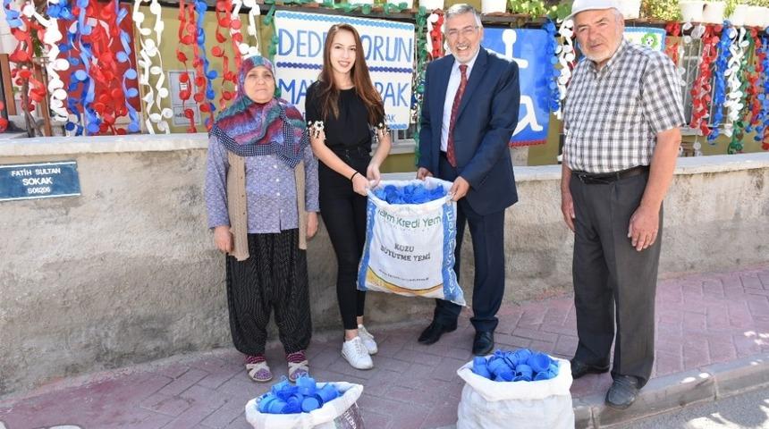 Başkan Bozkurt 11 yıldır mavi kapak toplayan dede torunu ziyaret etti
