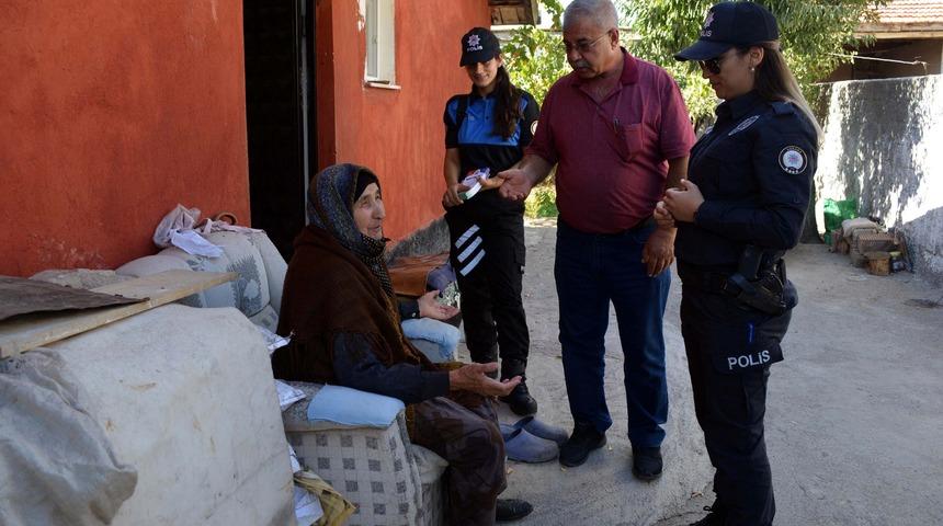 Kendilerini 'polis' ve 'savcı' olarak tanıtıp 80 bin lira dolandırdılar