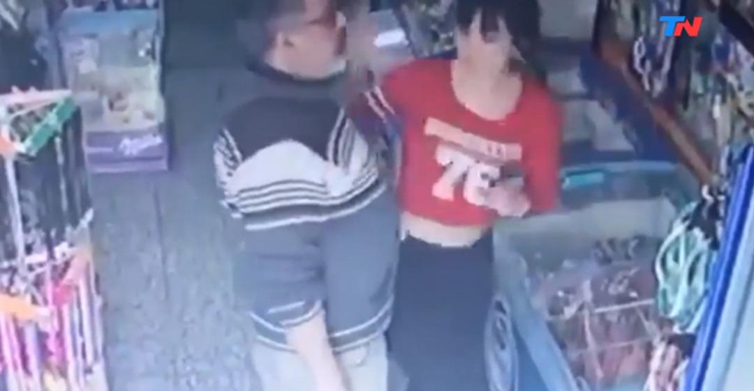 Sapık adam yakayı ele verdi! Gen&ccedil; kız arkasını d&ouml;n&uuml;nce...