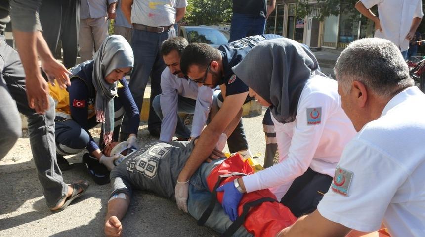 Otomobil ile elektrikli bisiklet &ccedil;arpıştı: 2 Yaralı