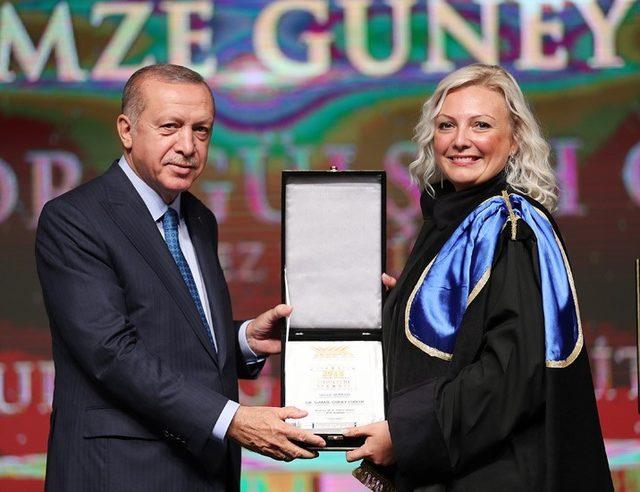 SAÜ’lü Öğretim Üyesi ödülünü Cumhurbaşkanı Erdoğan’dan aldı