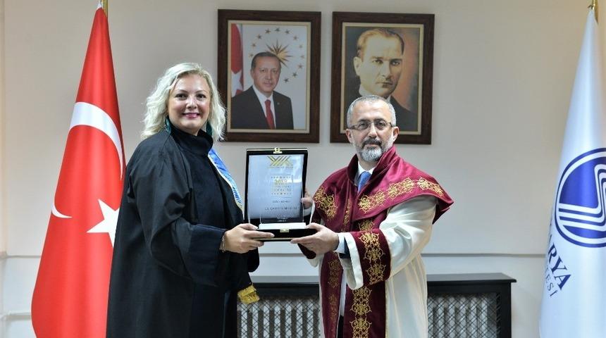 SA&Uuml;&rsquo;l&uuml; &Ouml;ğretim &Uuml;yesi &ouml;d&uuml;l&uuml;n&uuml; Cumhurbaşkanı Erdoğan&rsquo;dan aldı