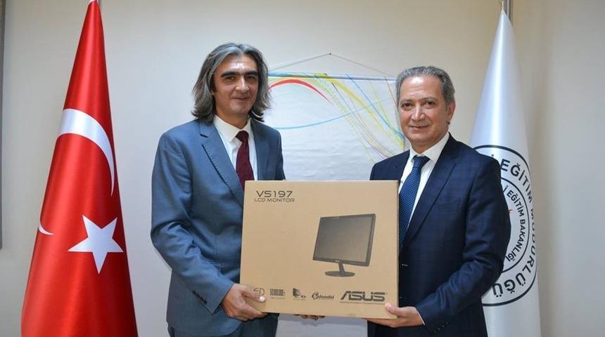 &ldquo;EBA"yı en etkin kullanan okul ve &ouml;ğretmenler &ouml;d&uuml;llendirildi