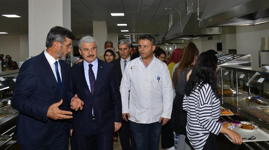 Vali Akın, yurt binalarında incelemelerde bulundu