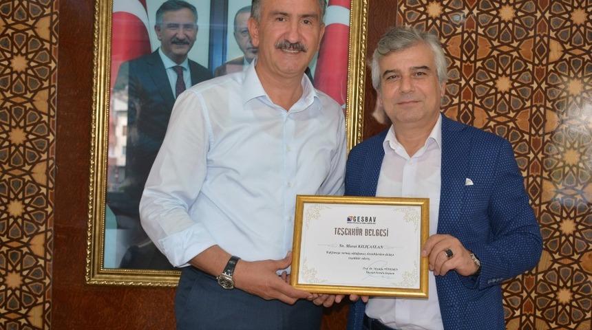 Eğitim ve bilime yaptığı katkılar plaketle &ouml;d&uuml;llendirildi