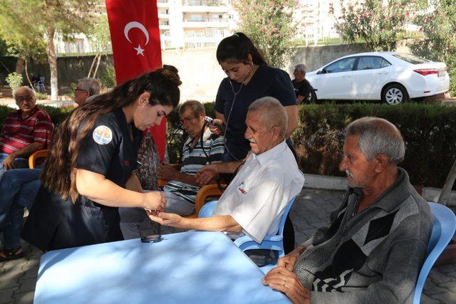 Yaşlılara hem sağlık hizmeti, hem moral verdiler