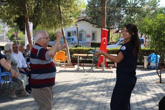 Yaşlılara hem sağlık hizmeti, hem moral verdiler