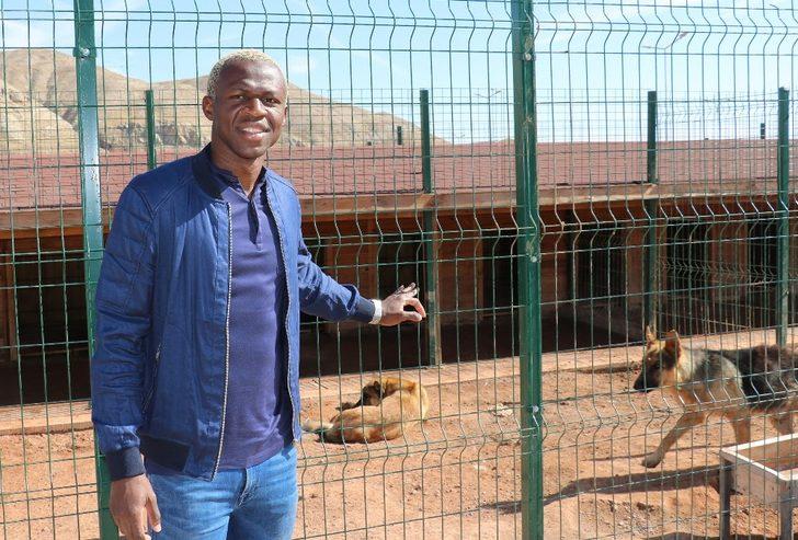 Futbolcu ve öğrencilerden hayvan oteline ziyaret G1