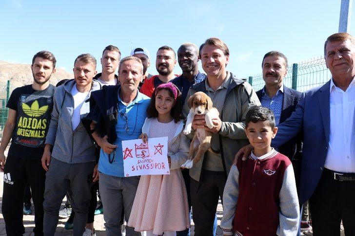 Futbolcu ve öğrencilerden hayvan oteline ziyaret G2