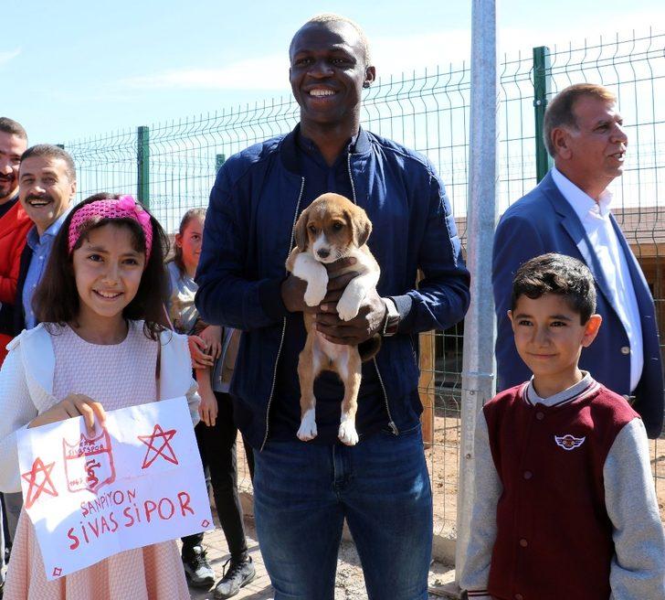 Futbolcu ve öğrencilerden hayvan oteline ziyaret G3