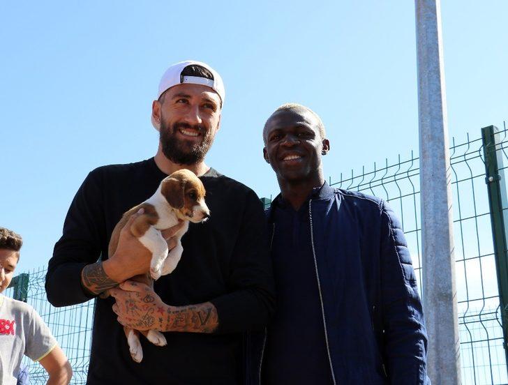 Futbolcu ve öğrencilerden hayvan oteline ziyaret G4