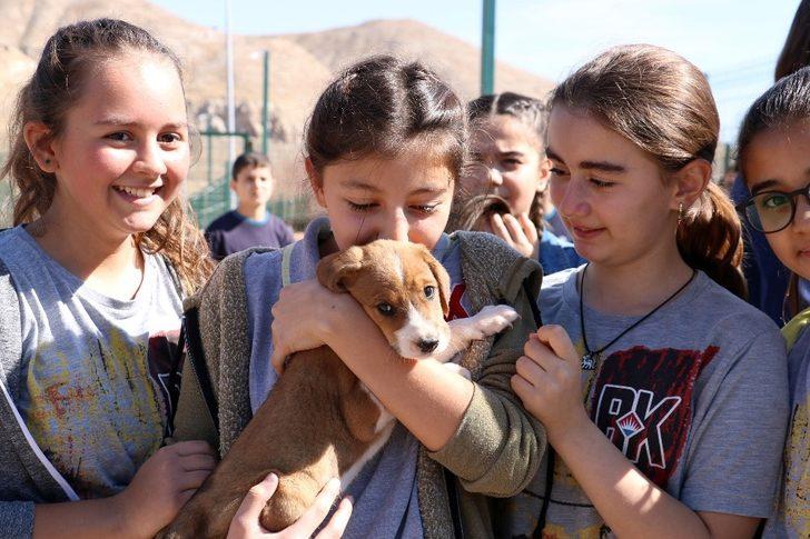 Futbolcu ve öğrencilerden hayvan oteline ziyaret G5