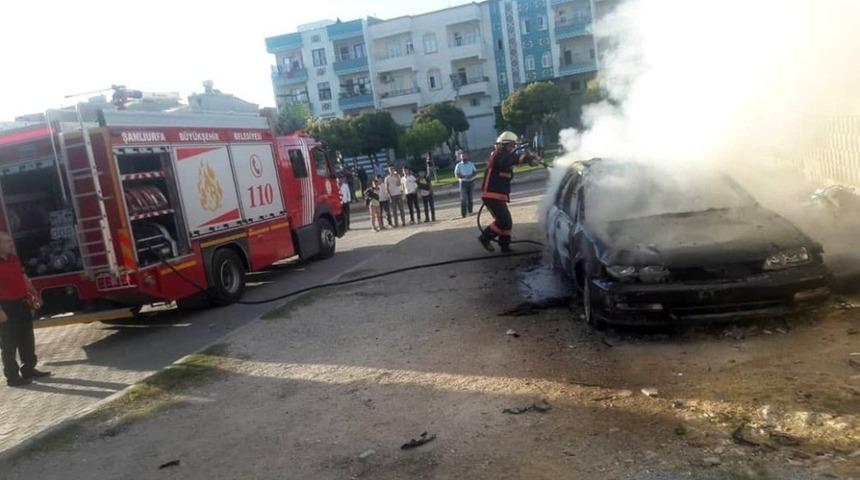 Park halindeki araç alev aldı