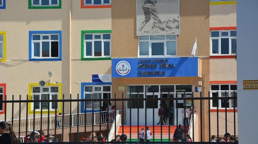 Öğrencinin üzerine okulda dolap devrildi