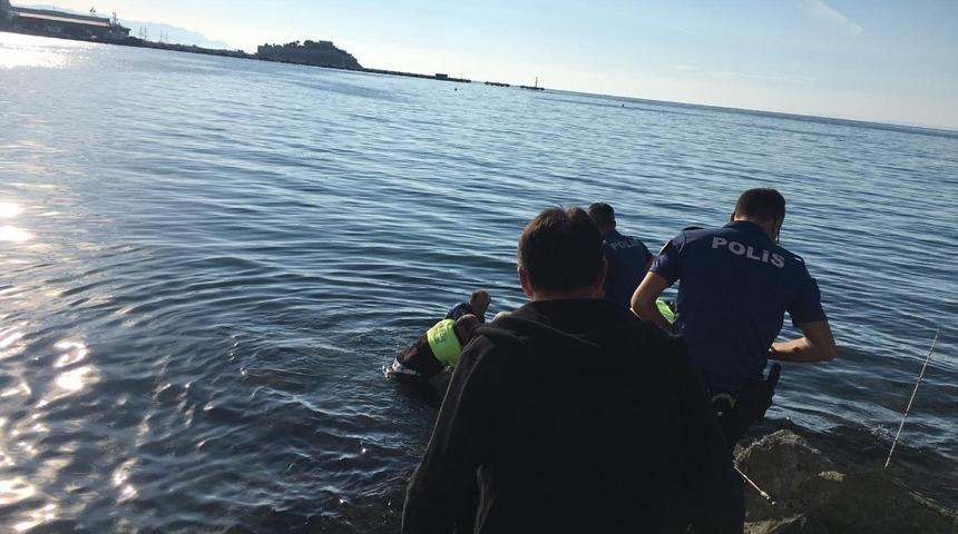 Ölmek isteyen genci, polisler suya atlayarak kurtardı