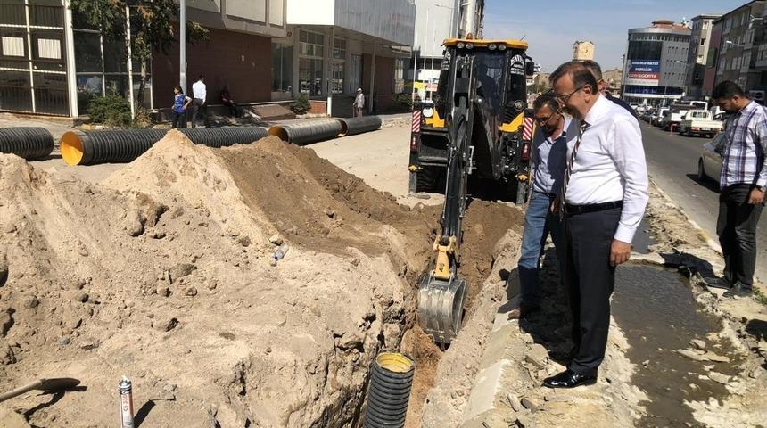 Belediye Başkanı Se&ccedil;en, Millet Caddesinde alt yapı &ccedil;alışmalarını inceledi