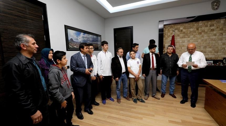 Afyonkarahisar Belediyesi başarılı &ouml;ğrencileri &ouml;d&uuml;llendirdi