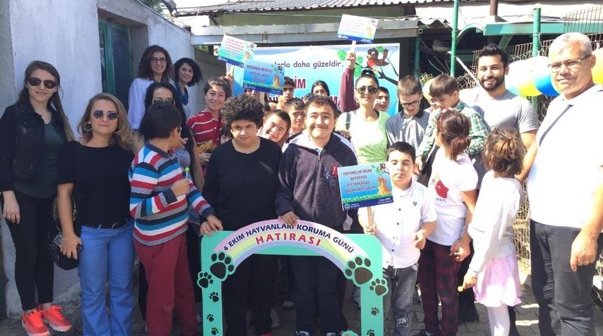 &Ccedil;ocuklar sevimli dostlarla dolu dolu bir g&uuml;n ge&ccedil;irdi