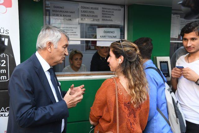 Öğrencilerin 1 liraya ulaşım yoğunluğu, uzun kuyruklar oluşturdu