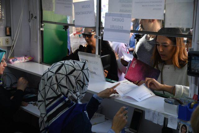 Öğrencilerin 1 liraya ulaşım yoğunluğu, uzun kuyruklar oluşturdu