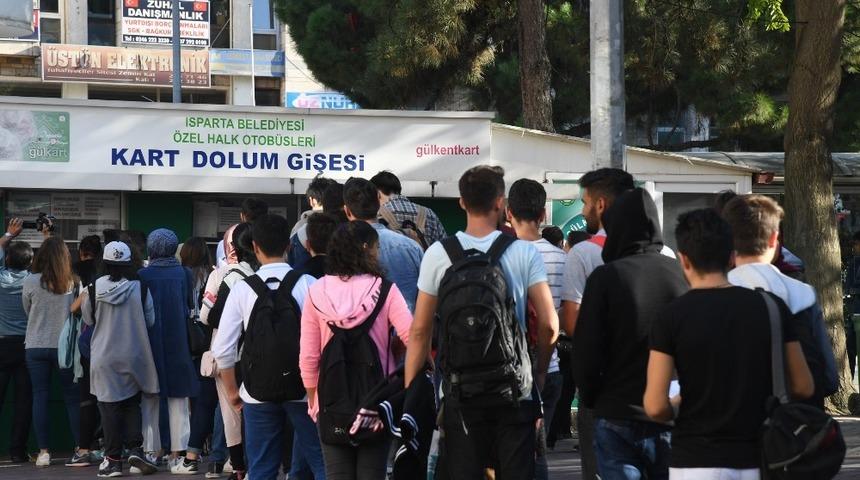 Öğrencilerin 1 liraya ulaşım yoğunluğu, uzun kuyruklar oluşturdu