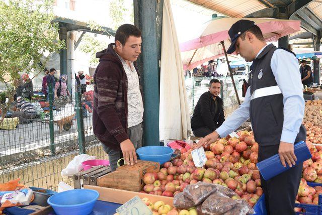 Karesi'de raf ve tezgahlara denetim