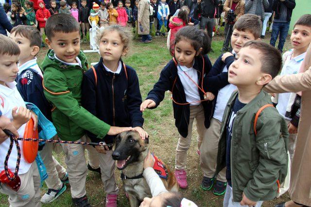 Minik öğrenciler, hayvan hastanesi açılışında köpekleri sevdi