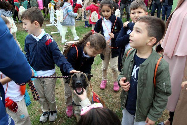 Minik öğrenciler, hayvan hastanesi açılışında köpekleri sevdi