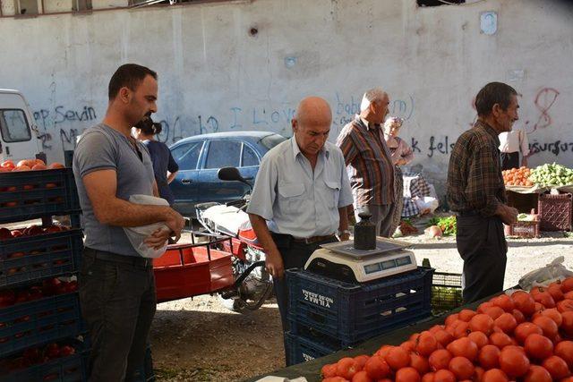 Nurdağı’nda zabıtalar pazarcı tezgahlarını denetledi