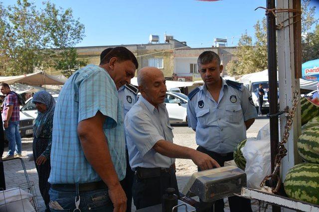 Nurdağı’nda zabıtalar pazarcı tezgahlarını denetledi