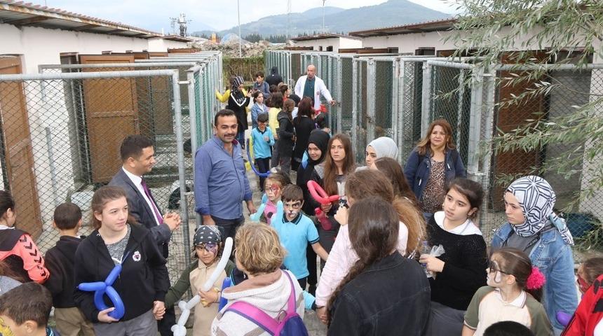 Hayvanseverler barınağı gezdi