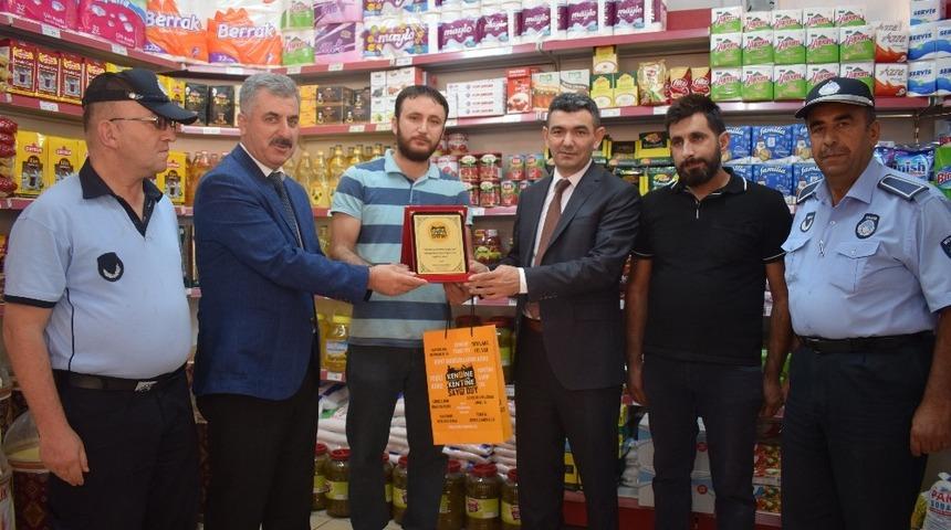 Vatandaşın hakkını g&ouml;zeten esnaf &ouml;d&uuml;llendirildi