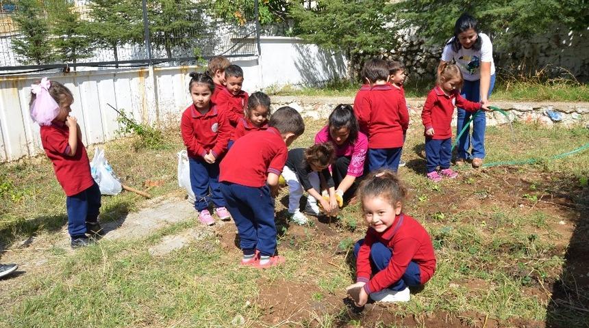 K&uuml;&ccedil;&uuml;k bah&ccedil;ıvanlar iş başında