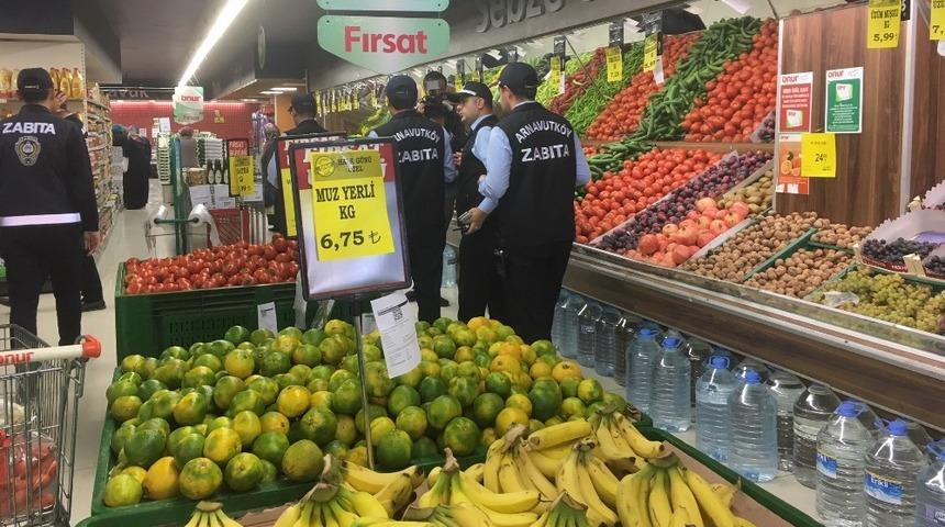 Zabıtalar stok&ccedil;ulara karşı market depolarını inceledi