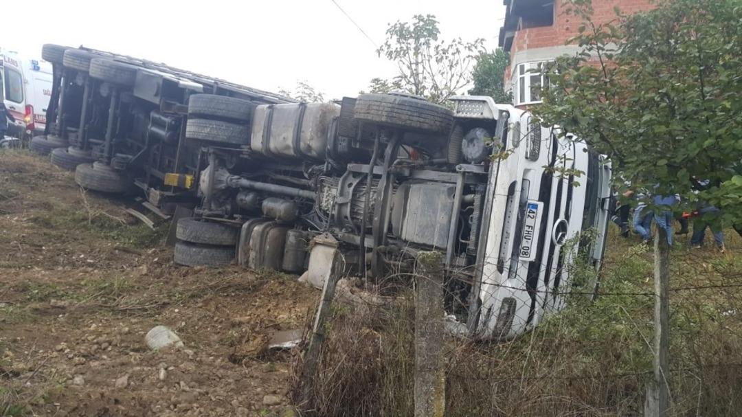 Tır evin bah&ccedil;esine daldı: 1 yaralı