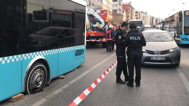Kadıköy'de yolda çökme: Otobüs mahsur kaldı (1)