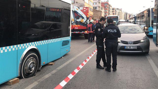 Kadıköy'de yolda çökme: Otobüs mahsur kaldı (1)