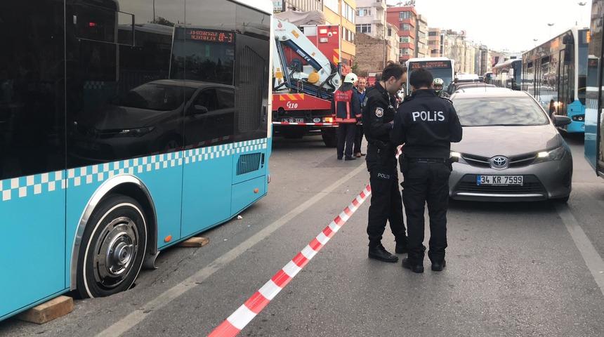 Kadık&ouml;y'de yolda &ccedil;&ouml;kme: Otob&uuml;s mahsur kaldı (1)