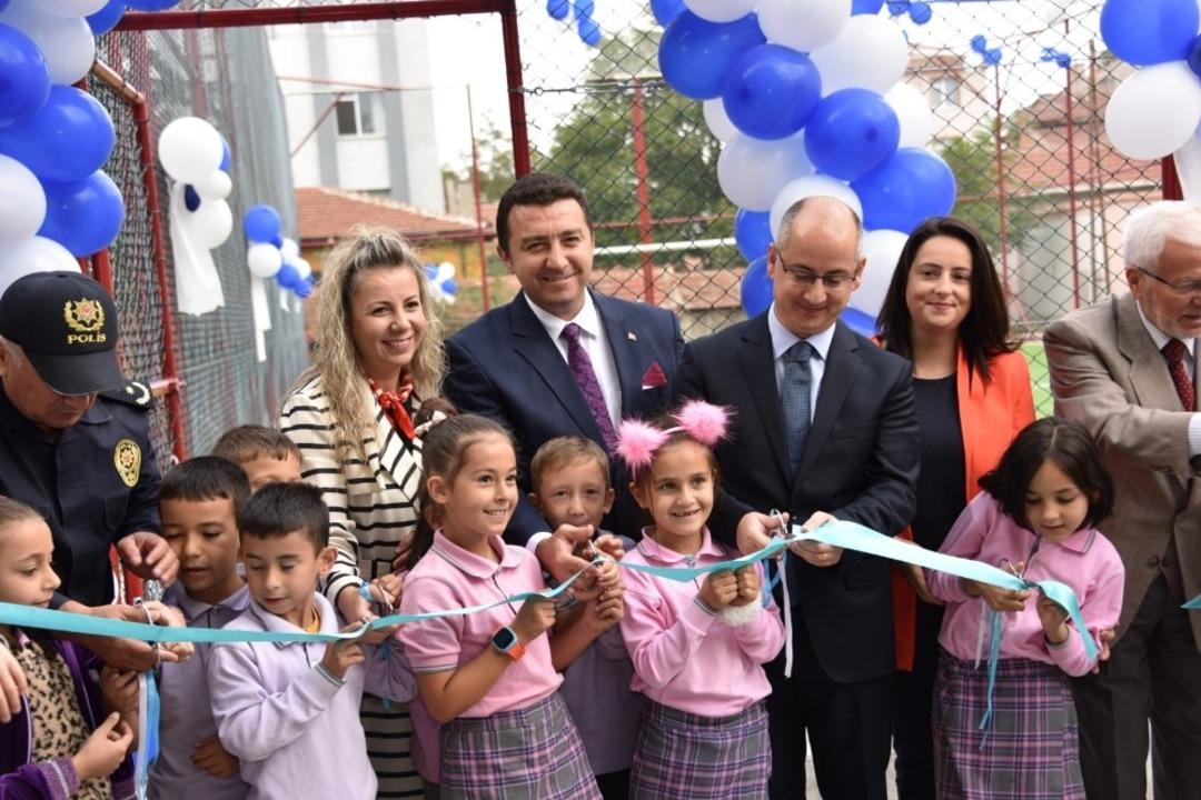 Boz&uuml;y&uuml;k&rsquo;&uuml;n 17. sentetik sahası hizmete girdi