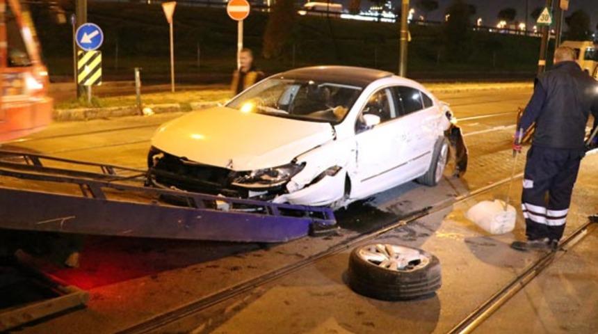 Cevizlibağ'da otomobil tramvaya çarptı: 2 yaralı