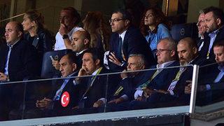 Fenerbahçeli taraftarlardan başkan Ali Koç'a 'Ersun Yanal' tezahüratı