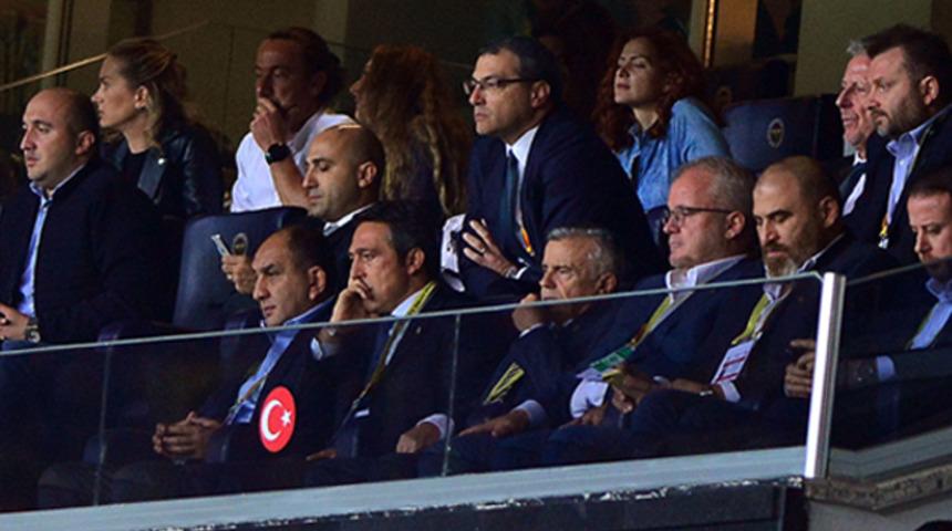 Fenerbahçeli taraftarlardan başkan Ali Koç'a 'Ersun Yanal' tezahüratı