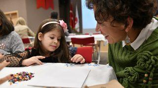  Serebral Palsi hastası çocuklar hayallerini çakıl taşlarına yazdı