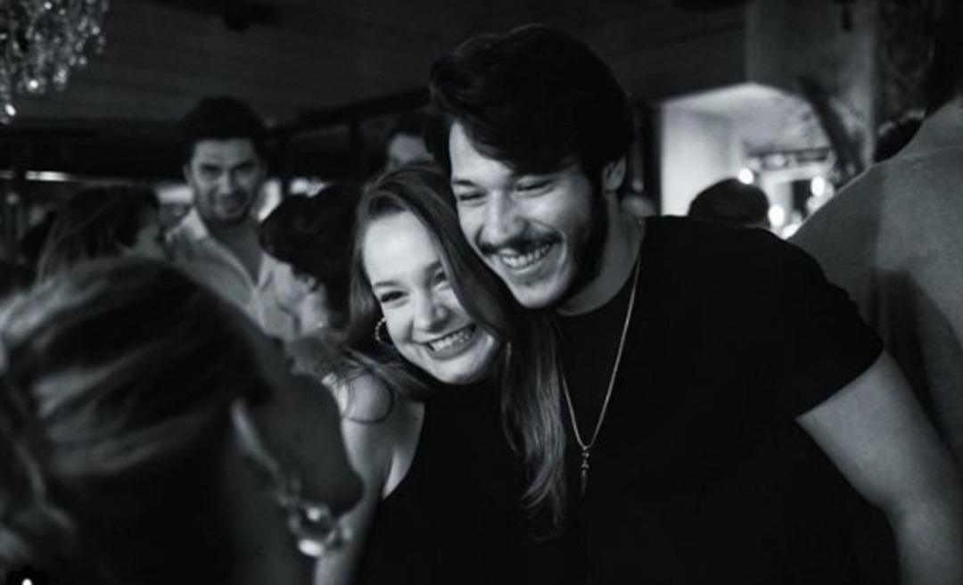 'D&uuml;nyanın en g&uuml;zel g&uuml;l&uuml;ş&uuml;ne sarılmak kadar g&uuml;zel...' 