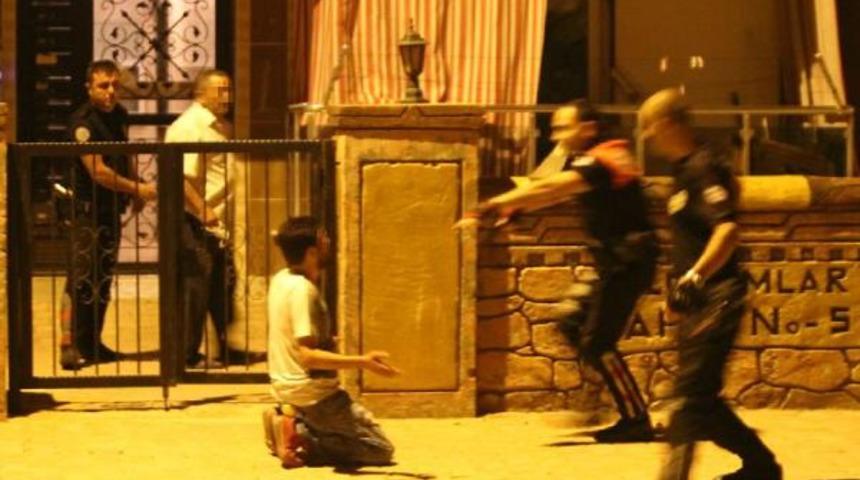 Polis b&ouml;yle yakaladı! G&ouml;r&uuml;nt&uuml;ler Antalya'dan