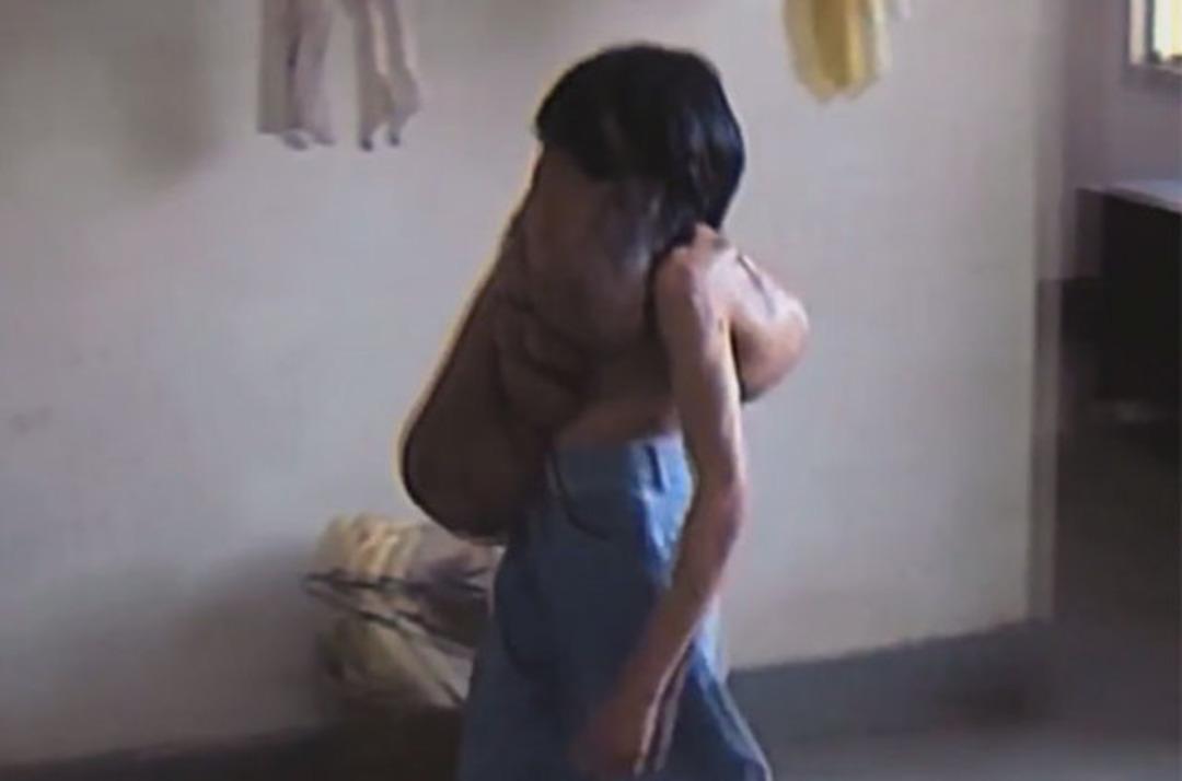 &Ccedil;in'in fil adamı! Tam 15 kiloluk t&uuml;m&ouml;rle yaşıyor