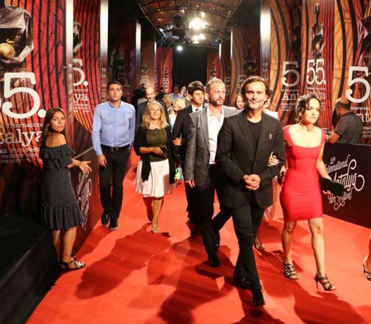 Antalya Uluslarası Film Festivali'nde kırmızı halıda şıklık yarışı G4